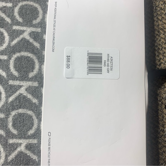 Calvin Klein Women's Gray/White Knit 2 Pieces Set Hat & Scarf NWT - Picture 3 of 4